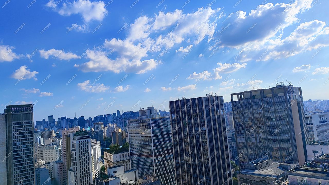 Centro Histórico de São Paulo: O contraste entre modernidade e história sob o céu azul