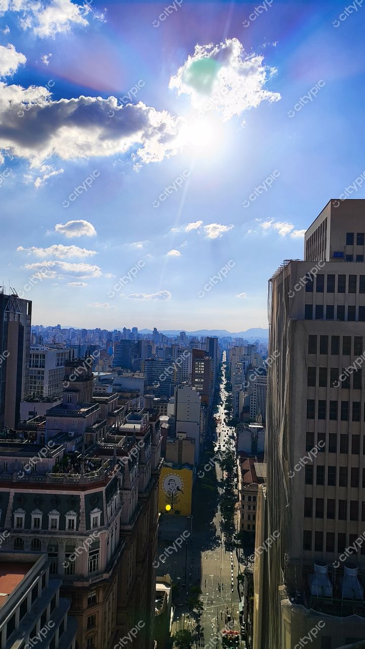 Centro Histórico de São Paulo: Avenida Vibrante e Mural Colorido