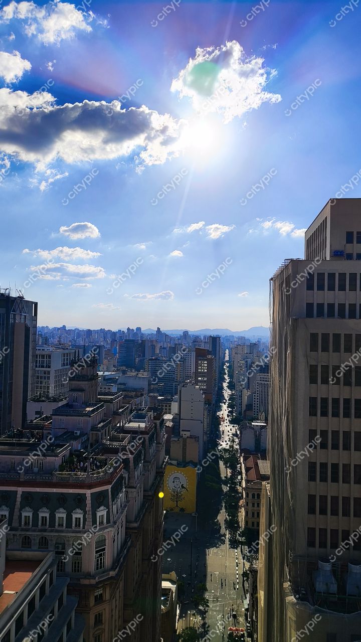 Centro Histórico de São Paulo: O contraste entre o antigo e o moderno sob o céu azul da metrópole
