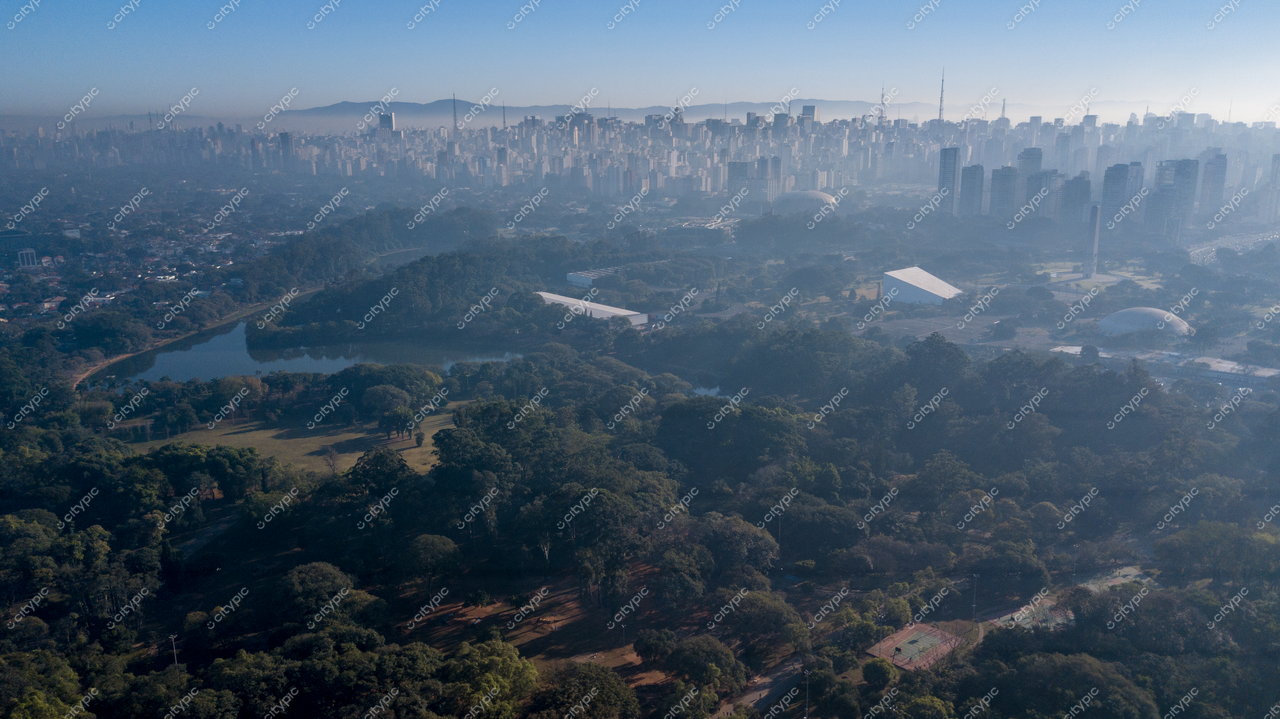 São Paulo, Brasil: A harmonia entre natureza e urbanização sob um céu claro