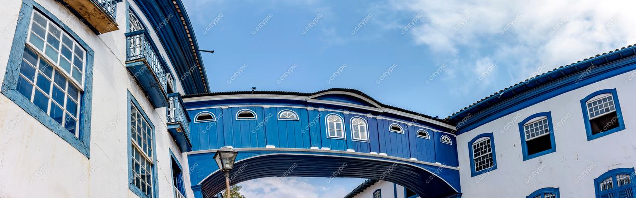 Diamantina, Minas Gerais: Viaduto azul e edifícios coloniais em destaque