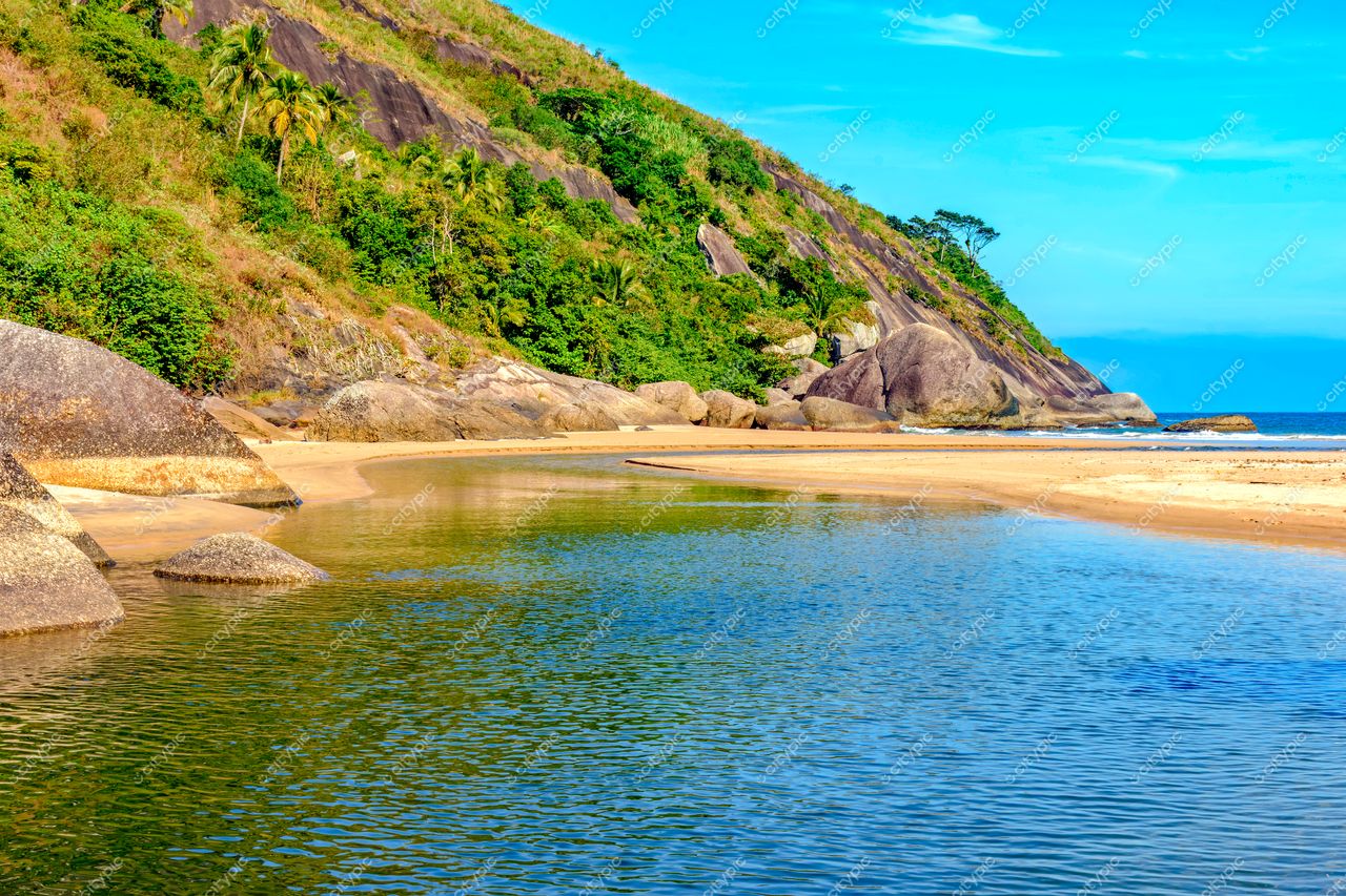 Praia Paradisíaca em Ilhabela, São Paulo: Um convite à tranquilidade e apreciação da natureza