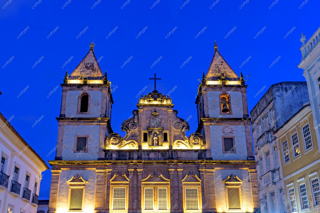 Igreja de São Domingos iluminada no Pelourinho, Salvador: beleza barroca sob o céu noturno azul
