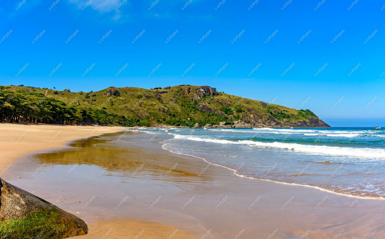 Praia Paradisíaca em Ilhabela, São Paulo: Um Refúgio Natural de Serenidade e Beleza