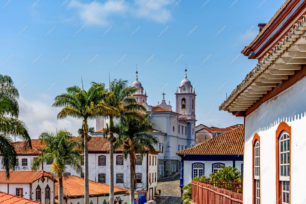 Diamantina, Minas Gerais: Vista encantadora da igreja e casas coloniais emolduradas por palmeiras