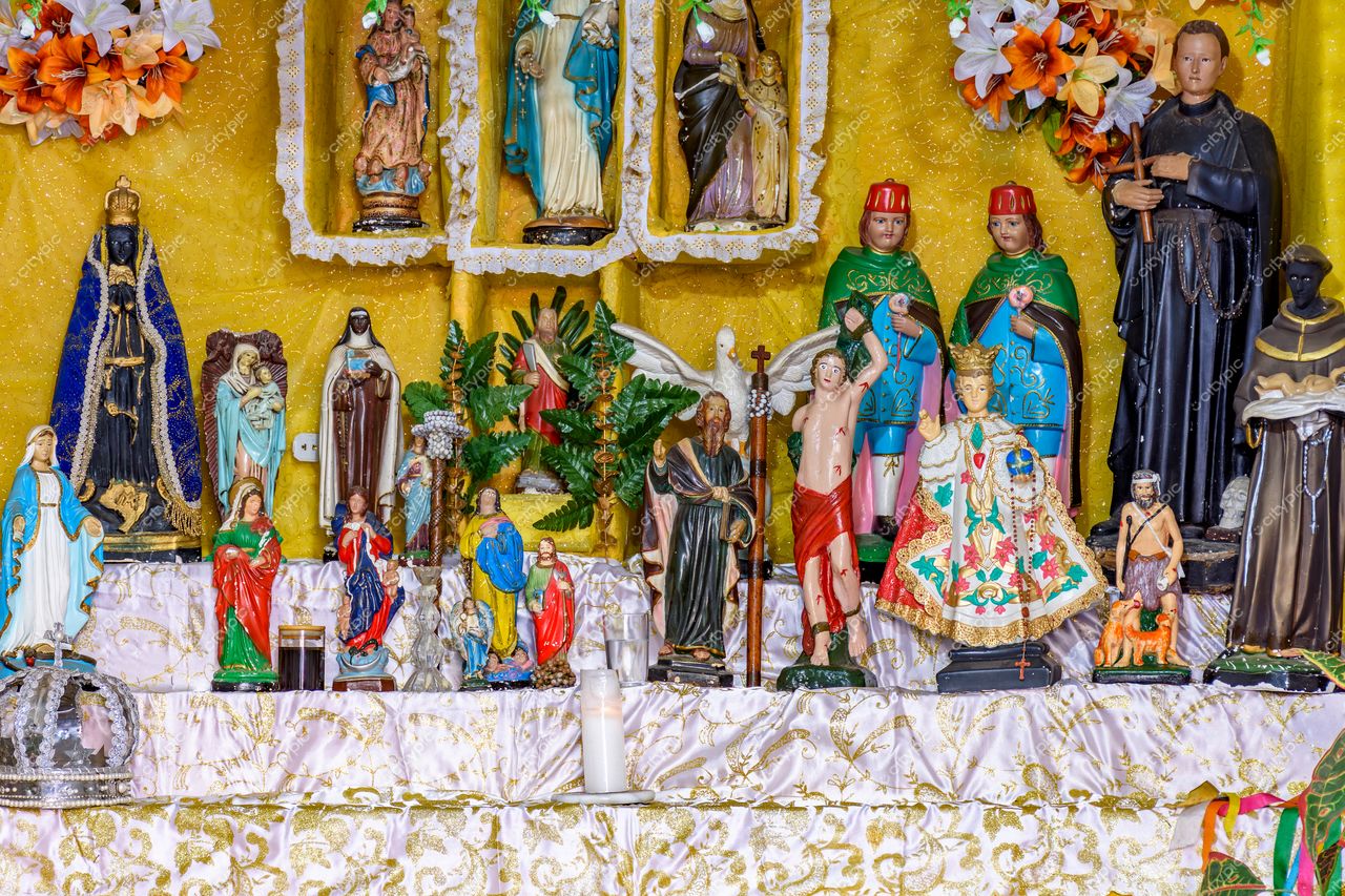 Altar ornamentado em tons vibrantes na cidade de Belo Horizonte, Minas Gerais, Brasil