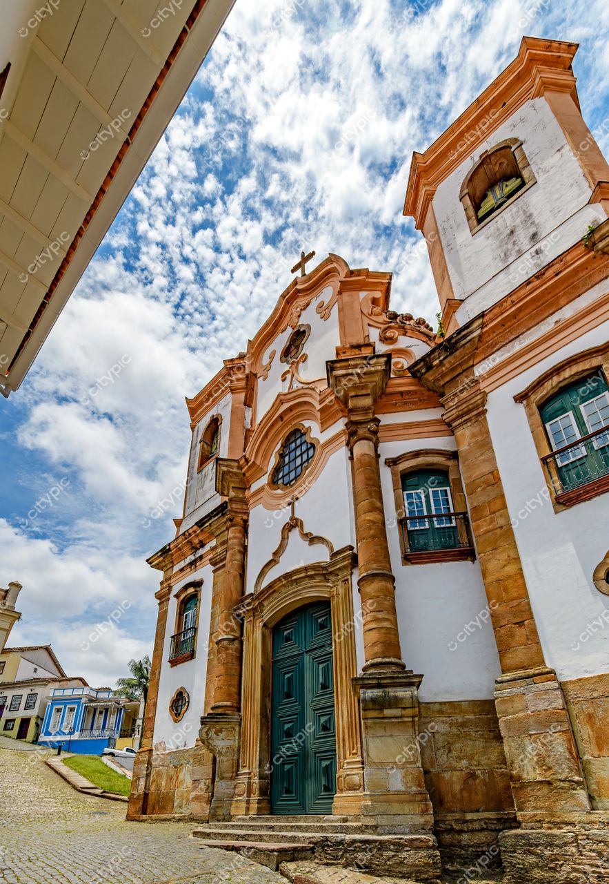 Ouro Preto, Minas Gerais: Imponente fachada de igreja histórica com detalhes arquitetônicos clássicos