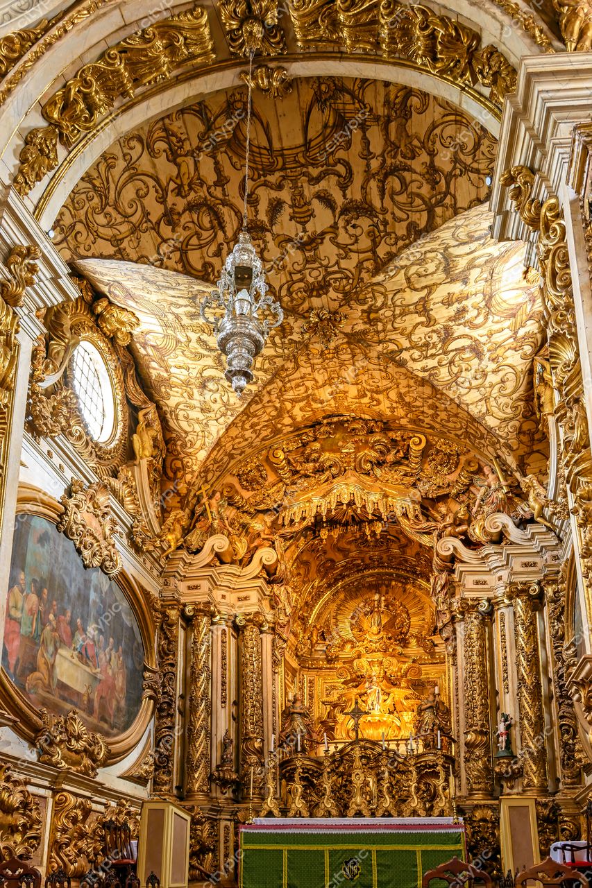 Tiradentes, Minas Gerais: Altar Barroco e Pinturas Decorativas em Igreja Histórica