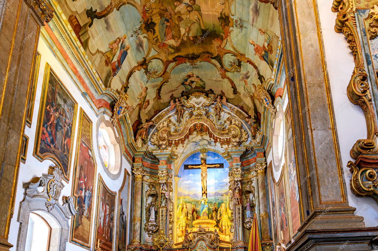 Congonhas, Minas Gerais: Altar dourado e afrescos coloridos em capela barroca