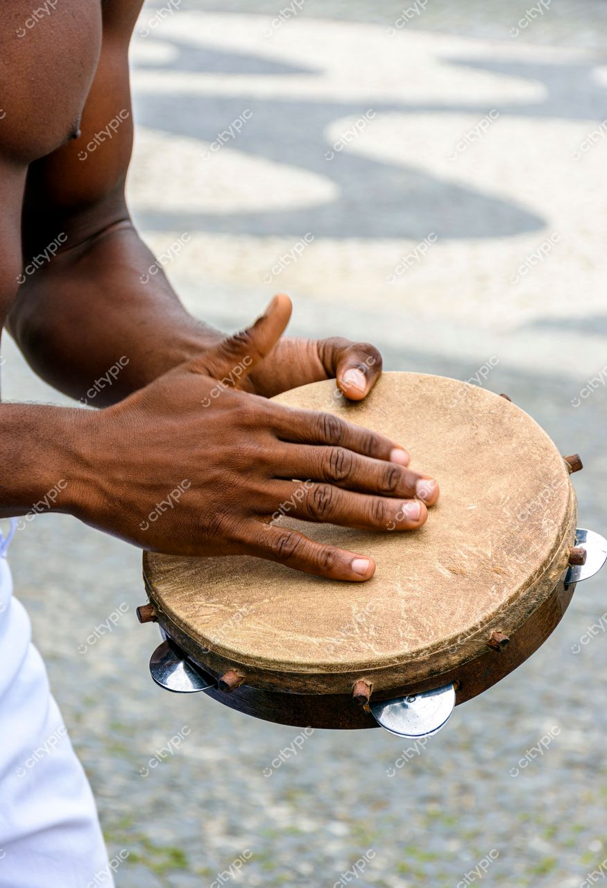 Pelourinho, Salvador: Mão segurando pandeiro em meio à cultura e ritmo da Bahia