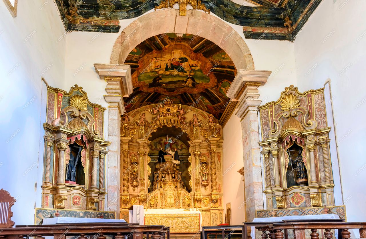 Tiradentes, Minas Gerais: Interior sereno de uma capela histórica com detalhes barrocos magníficos