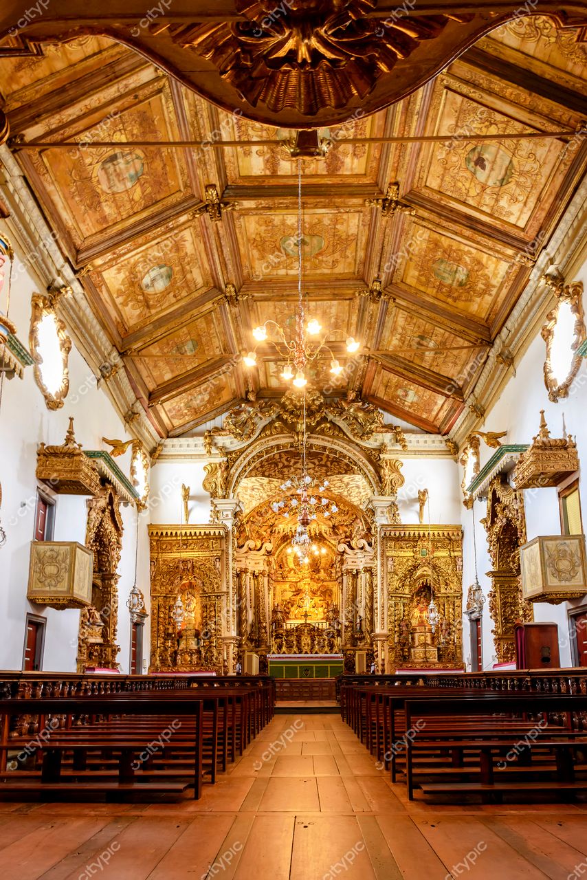 Tiradentes, Minas Gerais: Interiores impressionantes de uma igreja colonial brasileira