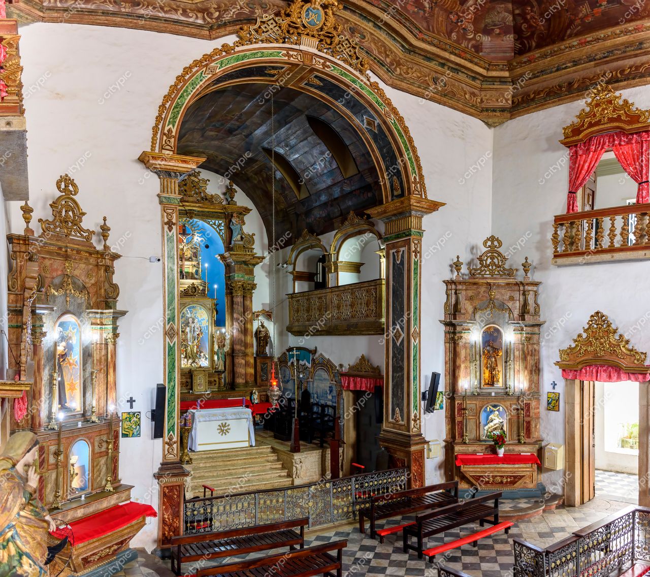 Igreja Barroca no Pelourinho: Altar Decorativo e Atmosfera Sagrada em Salvador, Bahia