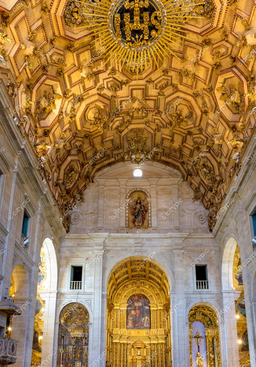 Igreja de Pelourinho: Teto Dourado e Altar Decorado em Salvador, Bahia