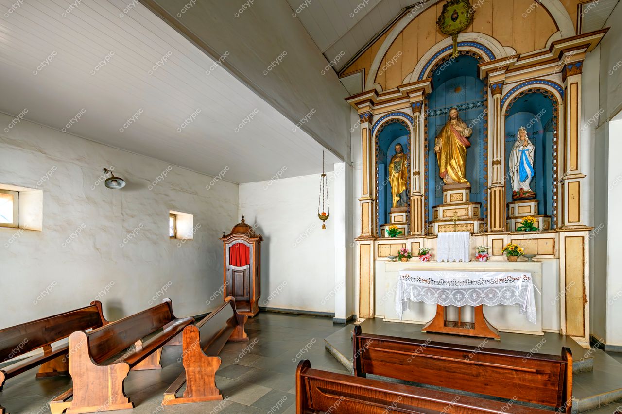 Congonhas, Minas Gerais, Brasil: Interior da Capela com Altar Decorado e Estátuas de Santos