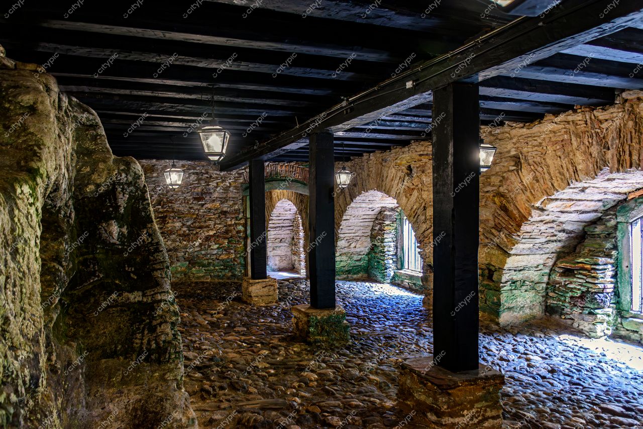Ouro Preto, Minas Gerais: Interior histórico em pedra e madeira, evocando a rica herança cultural da cidade
