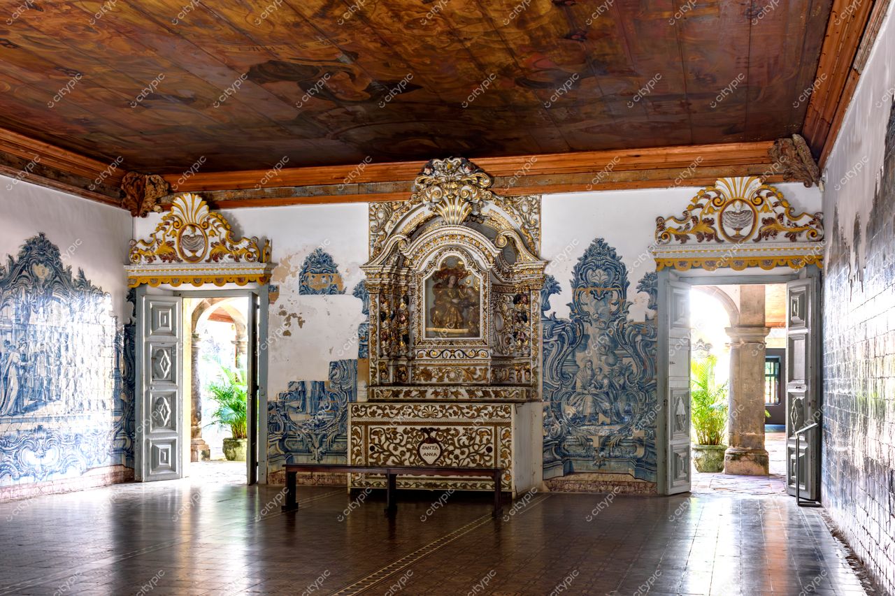 Interior Histórico e Encantador em Olinda, Pernambuco: Detalhes Artísticos e Azulejos Coloridos
