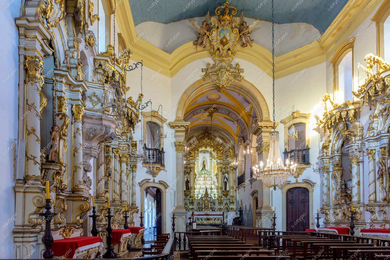 Igreja Barroca em Ouro Preto: Interior Ornamentado e Espiritual