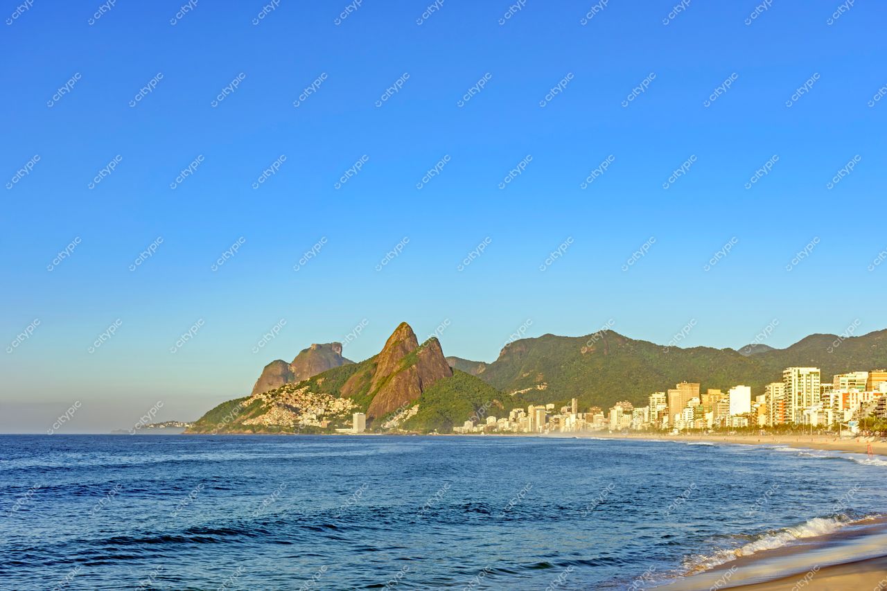 Ipanema, Rio de Janeiro: A beleza tropical da praia carioca emoldurada por montanhas e arquitetura urbana moderna