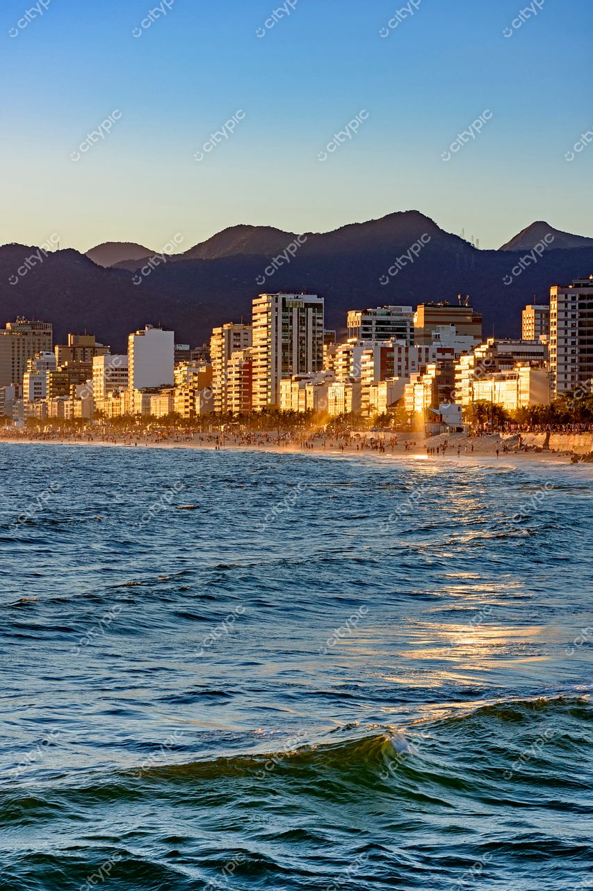 Ipanema ao entardecer: a beleza tranquila da orla carioca