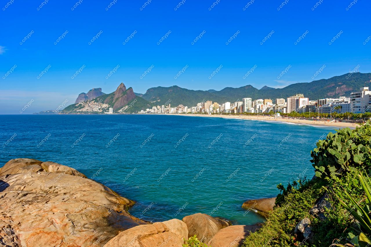 Ipanema, Rio de Janeiro: Beleza natural e urbana em uma vista panorâmica vibrante