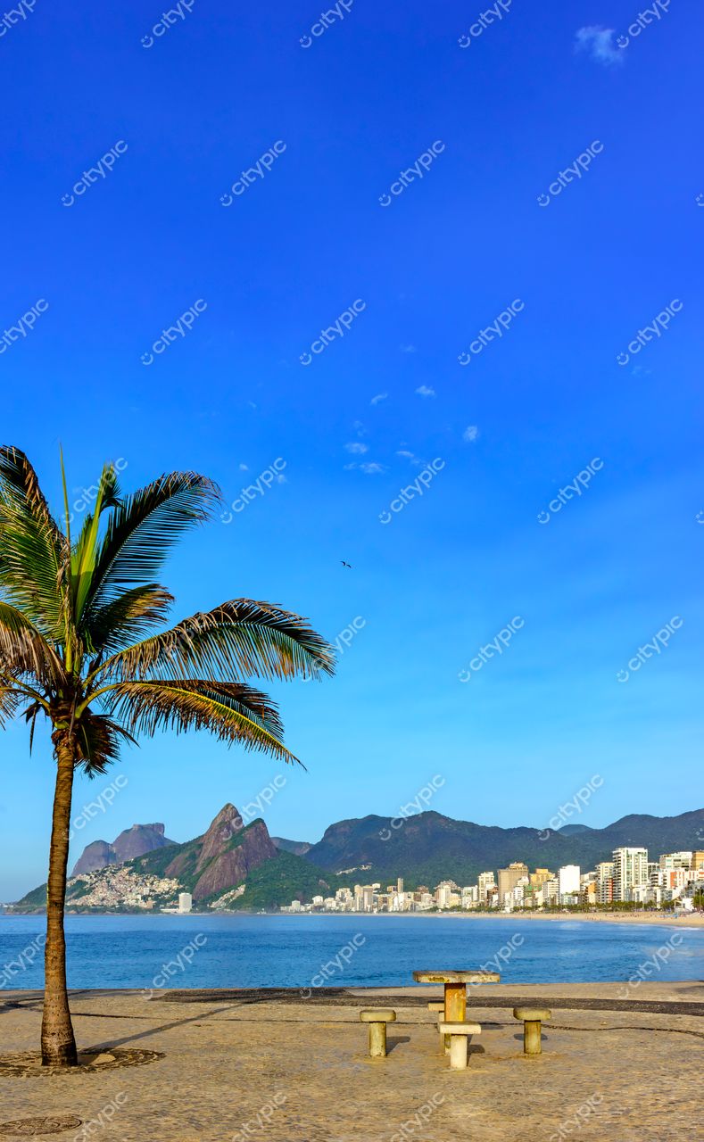Ipanema, Rio de Janeiro: Vista deslumbrante com toque tropical e convite para relaxamento à beira-mar