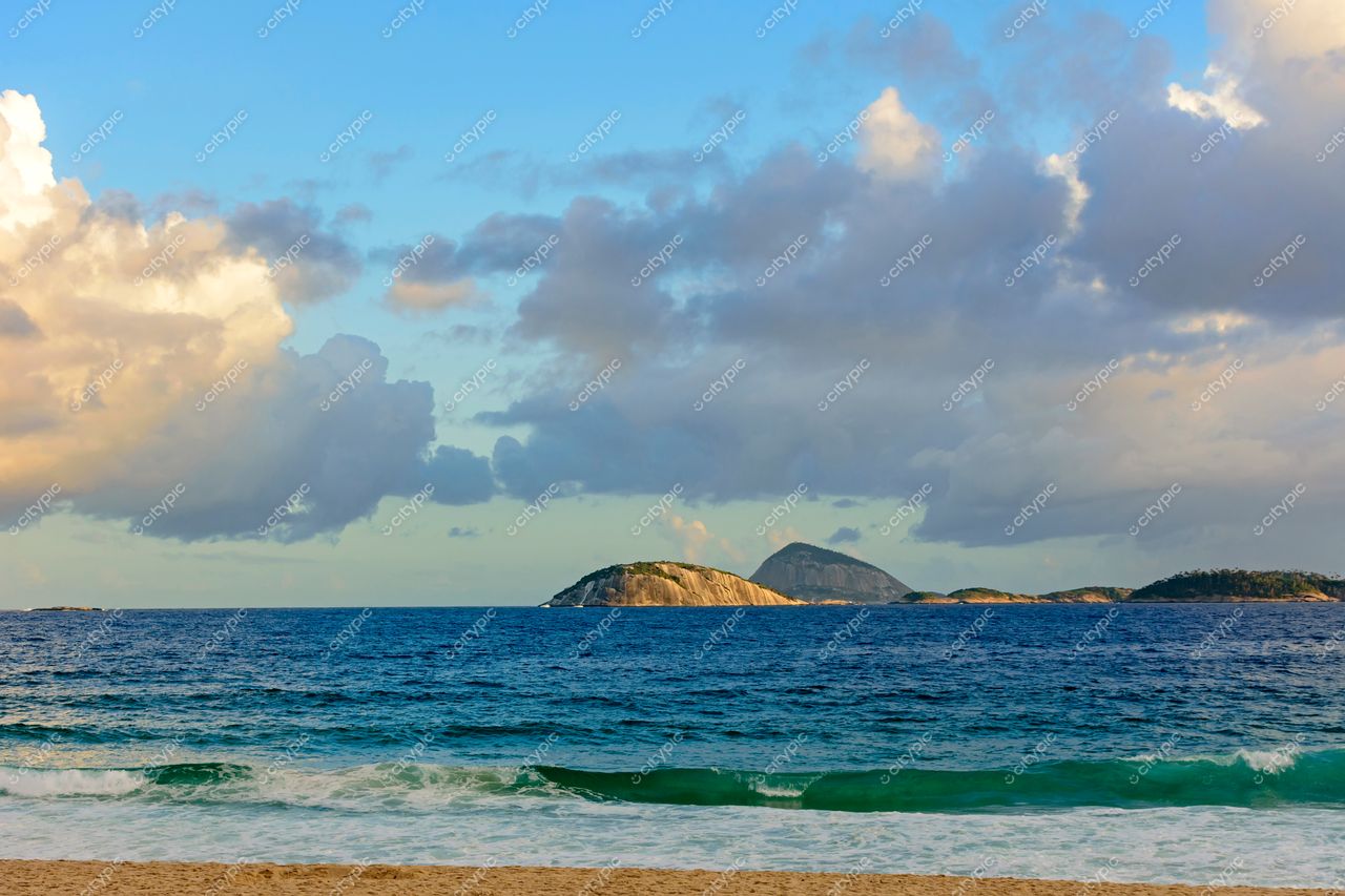 Praia de Ipanema: Serenidade e Beleza Natural no Rio de Janeiro, Brasil
