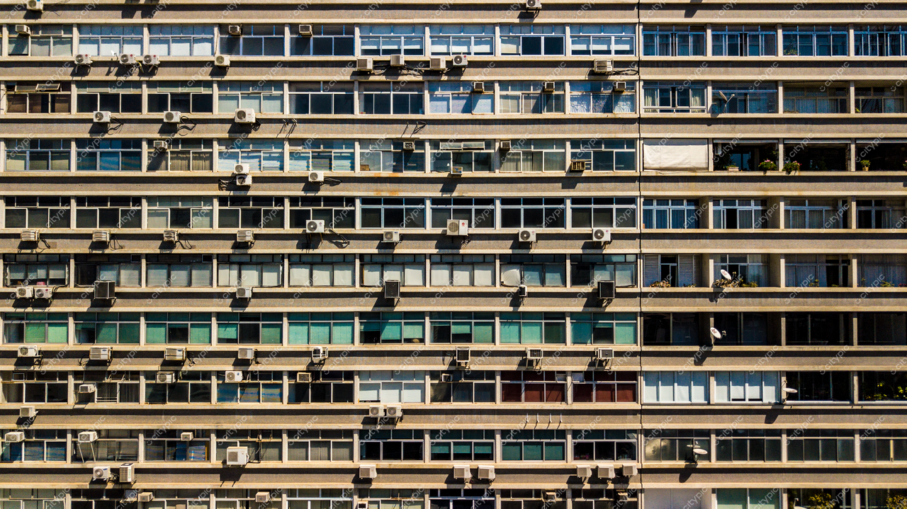 São Paulo, Brasil: Fachada de edifício com padrão visual interessante e elementos decorativos