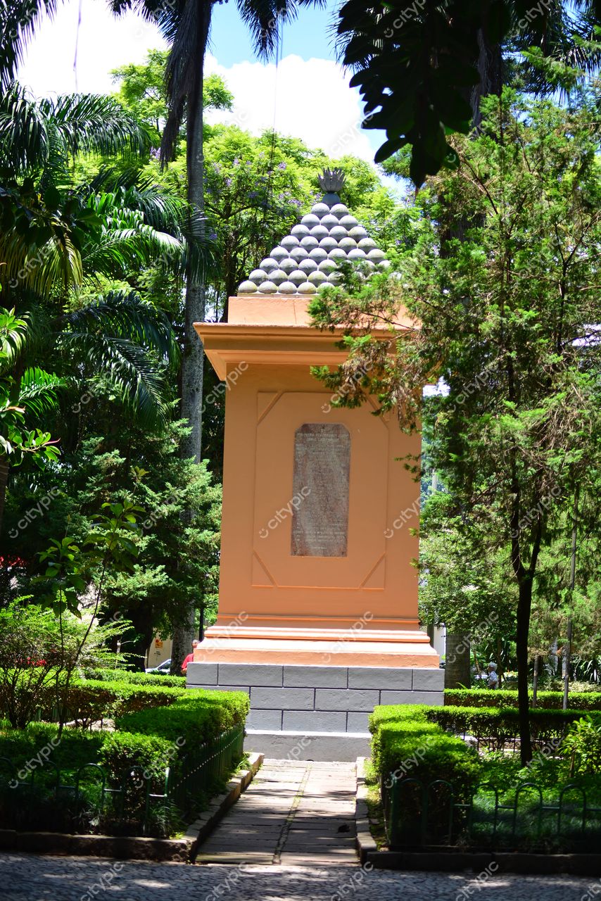 Monumento Retangular no Centro de Florianópolis, Santa Catarina: Harmonia entre Cultura e Natureza