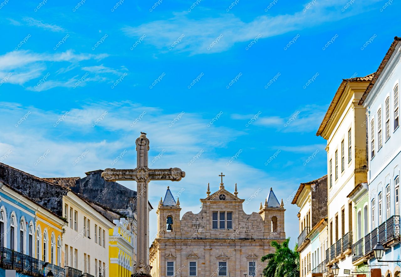 Igreja Colonial e Crucifixo: Vista Vibrante do Pelourinho em Salvador, Bahia, Brasil