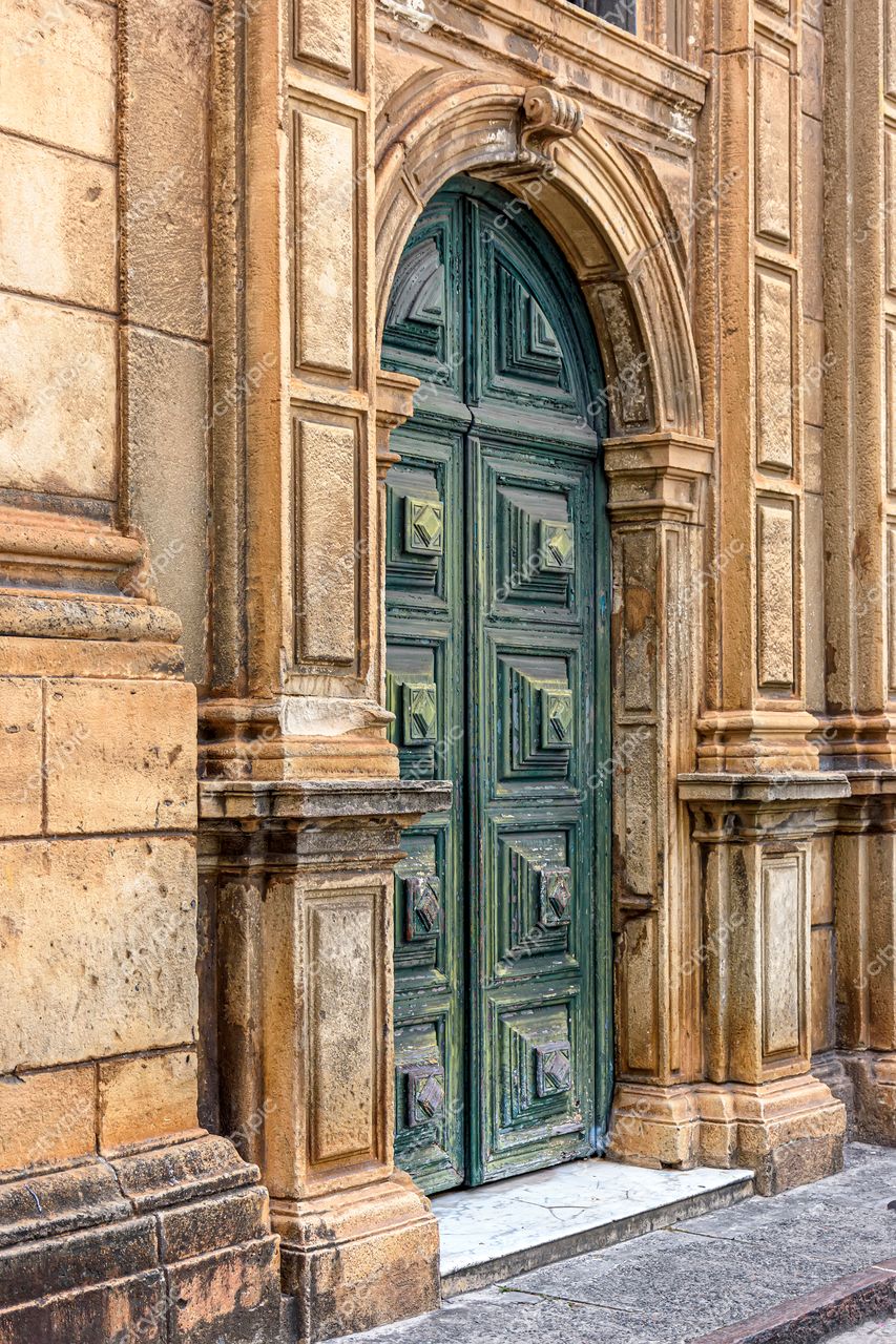 Porta ornamentada no Pelourinho: elegância e história em Salvador, Bahia, Brasil