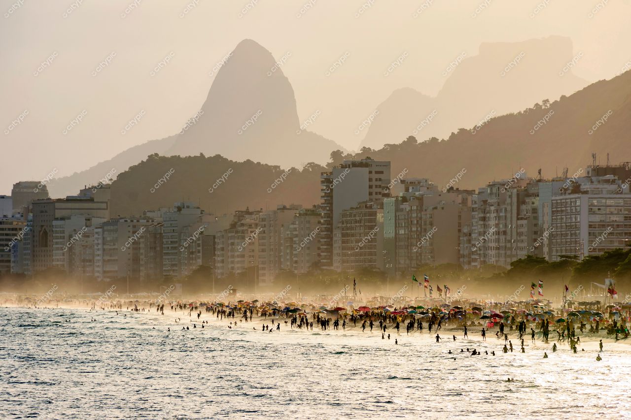 Praia de Copacabana ao Entardecer: Beleza e Energia do Rio de Janeiro
