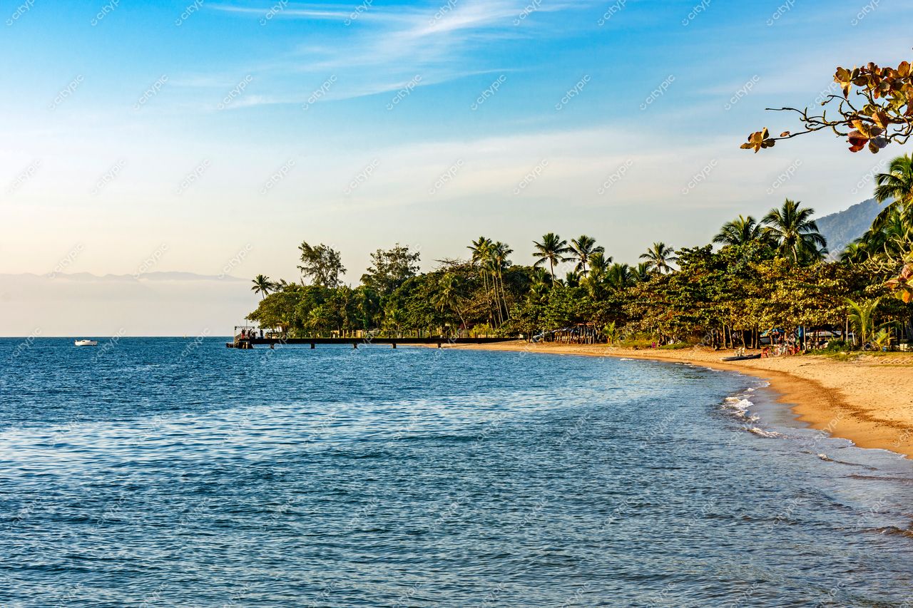 Praia Tranquila de Ilhabela: Paraíso Tropical em São Paulo, Brasil