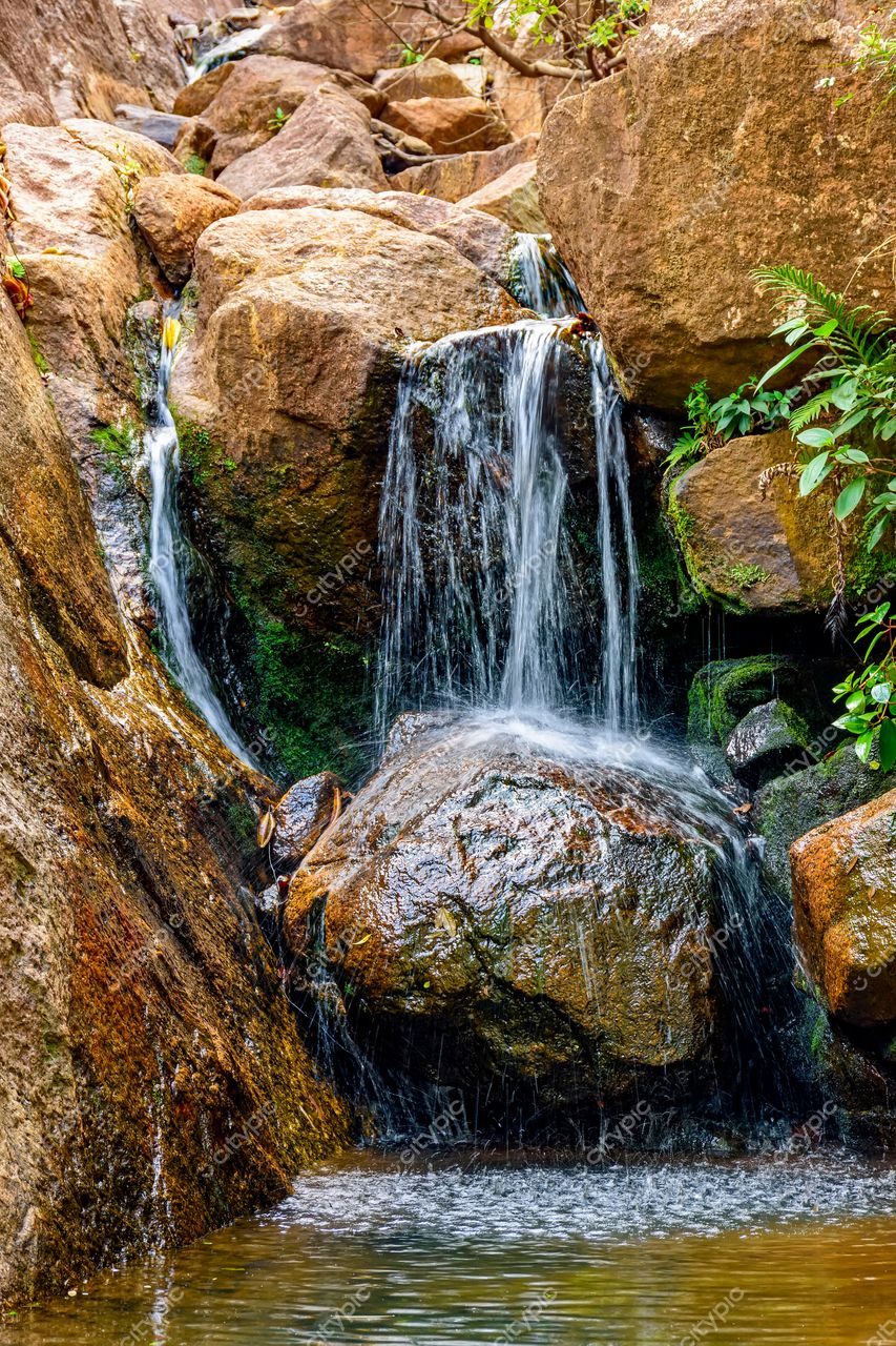 Oásis de Serenidade: A Queda D’água da Harmonia Natural