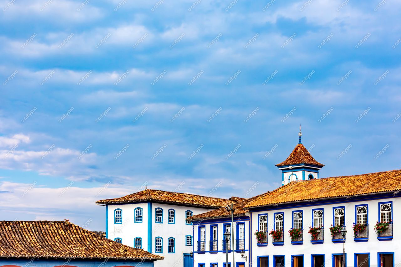 Diamantina, Minas Gerais: Vista encantadora da cidade histórica com fachadas brancas e janelas azuis