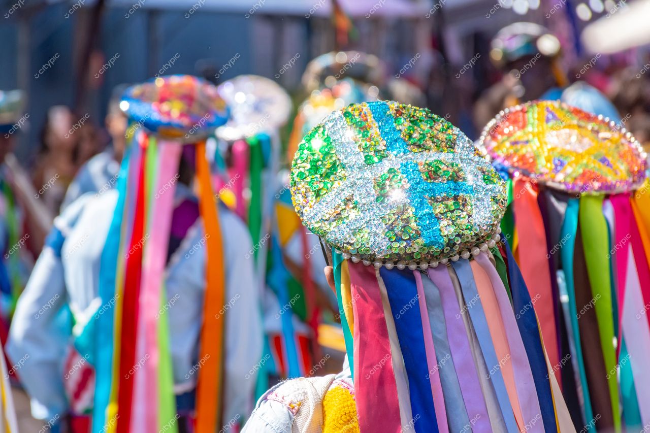Festa Cultural em Belo Horizonte: Dançarinos com Chapéus Decorados