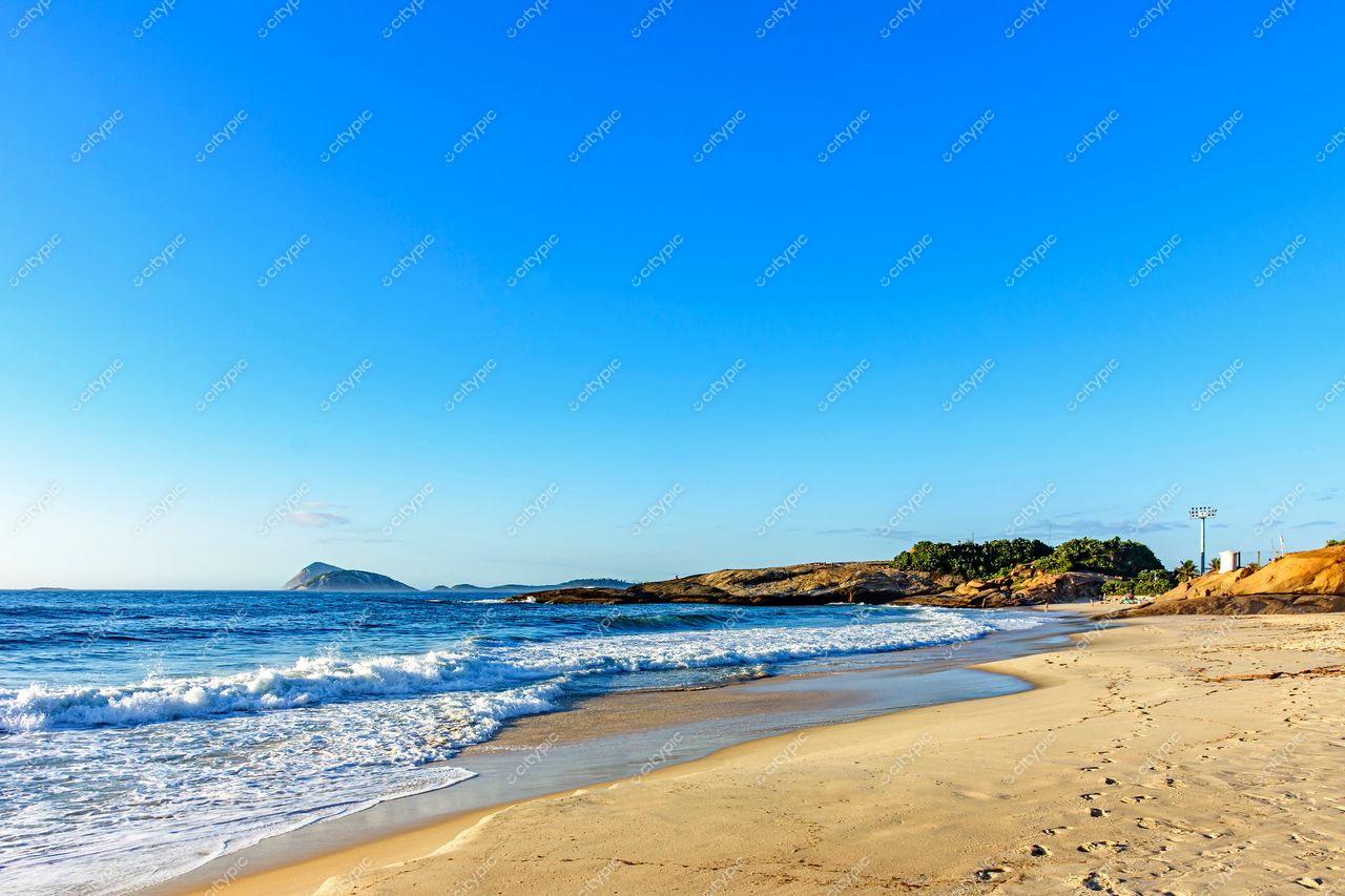 Praia de Ipanema: Um Paraíso Natural no Rio de Janeiro, Brasil