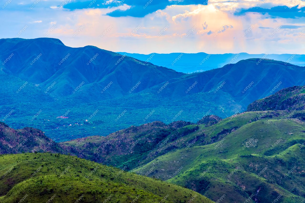 Beleza intocada: a majestosa vista das montanhas verdes sob o céu azul