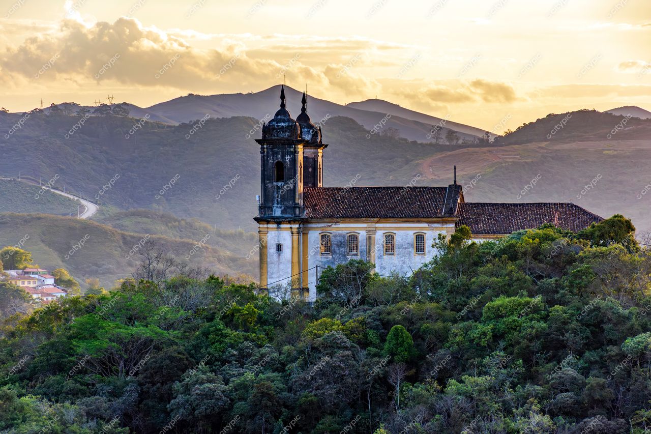 Ouro Preto, Minas Gerais: Igreja de São Francisco de Assis em meio à paisagem montanhosa ao pôr do sol