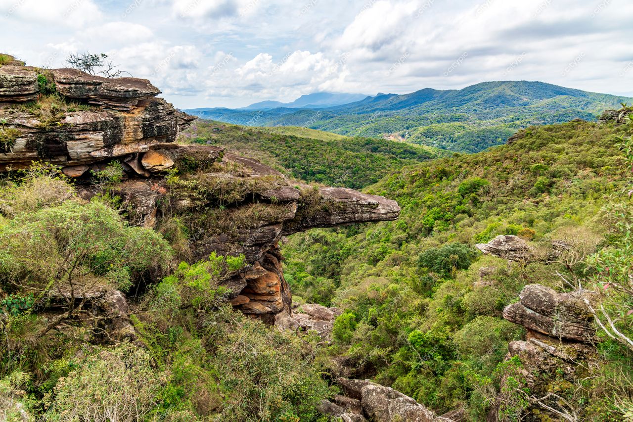 Ouro Preto, Minas Gerais: Vista panorâmica da exuberante vegetação e formações rochosas imponentes