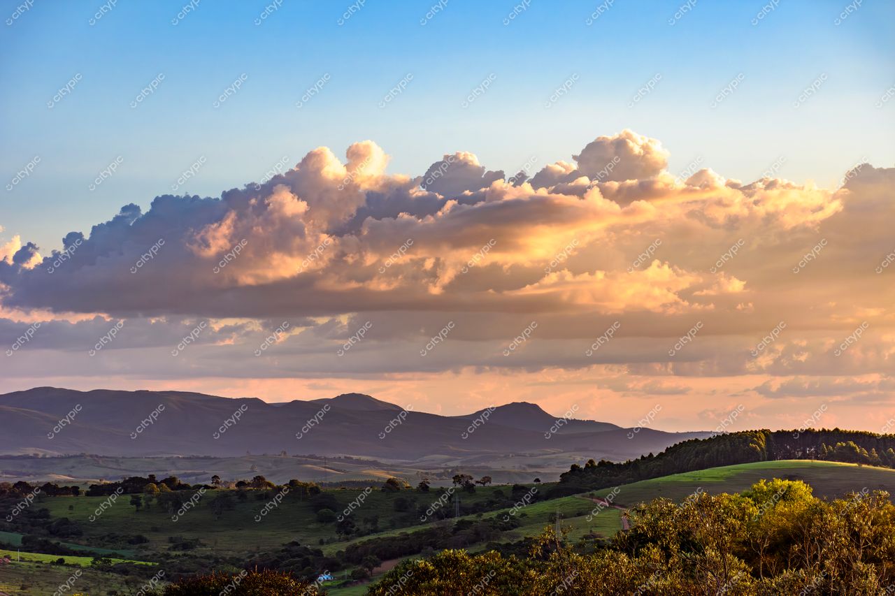 Carrancas, Minas Gerais: Pôr do sol deslumbrante em meio às montanhas e vegetação exuberante