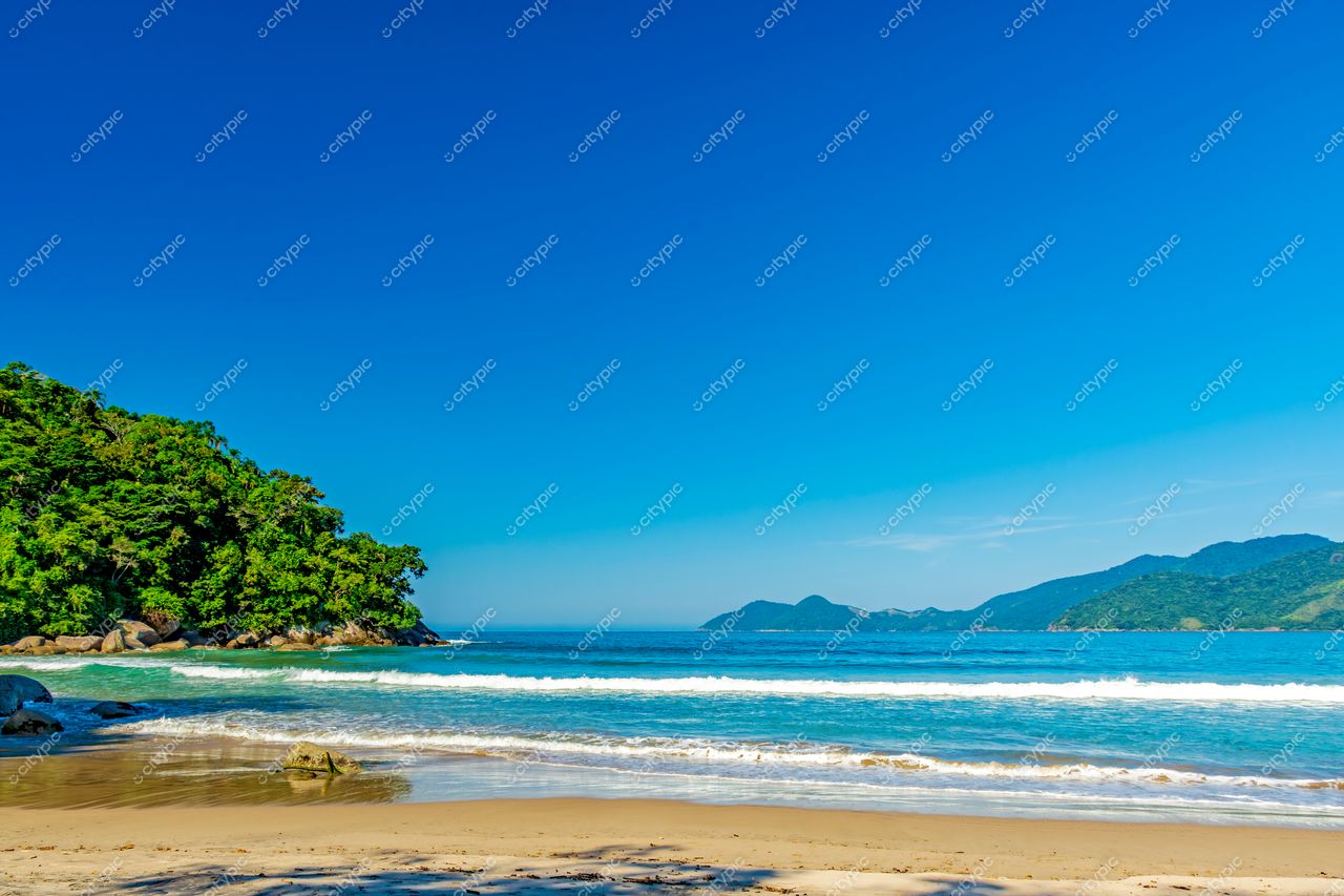 Praia Paradisíaca em Ilhabela, São Paulo: Oásis de tranquilidade e beleza natural