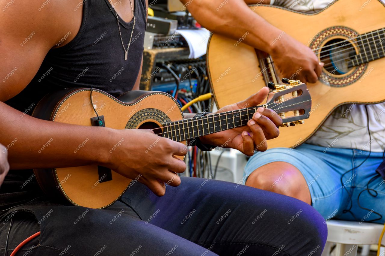 Músicos em ação: Grupo de artistas se apresentando em Belo Horizonte, Minas Gerais, Brasil