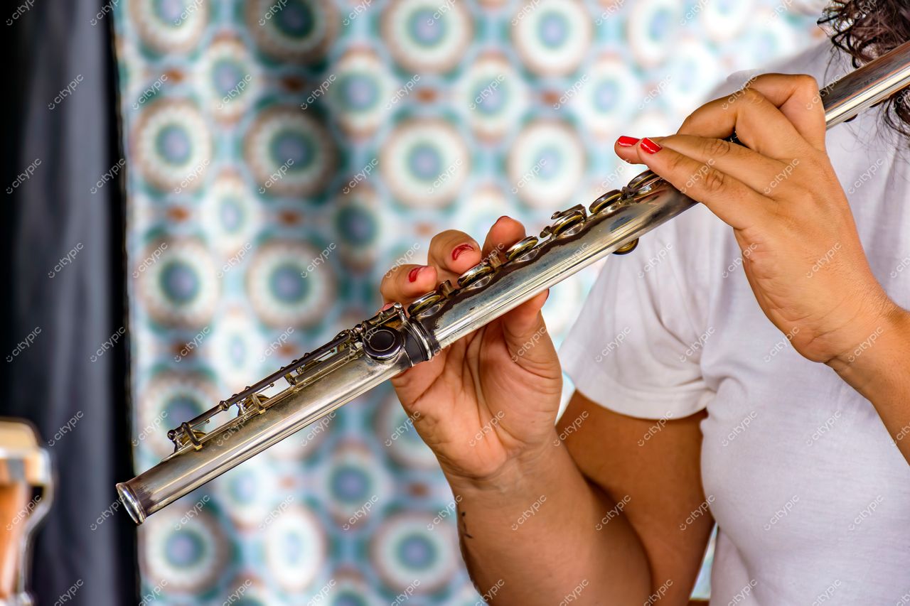 Flautista em ação: Música e arte em Locais Diversos, Belo Horizonte, Minas Gerais, Brasil