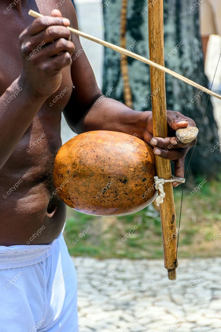 Pelourinho, Salvador, Bahia: Músico com instrumento de cabaça sob o sol vibrante da cultura local