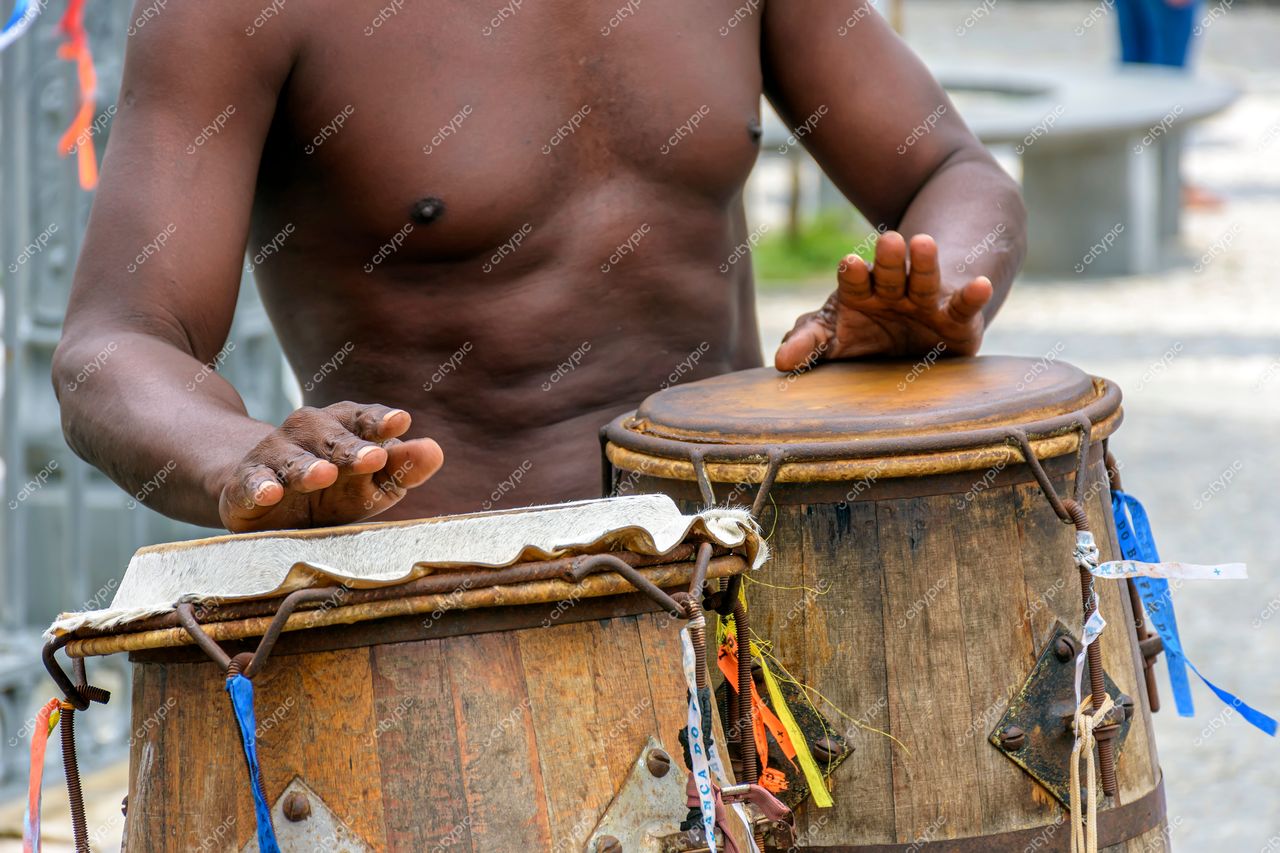Pelourinho, Salvador: Músico tocando tambores tradicionais com maestria e energia contagiantes