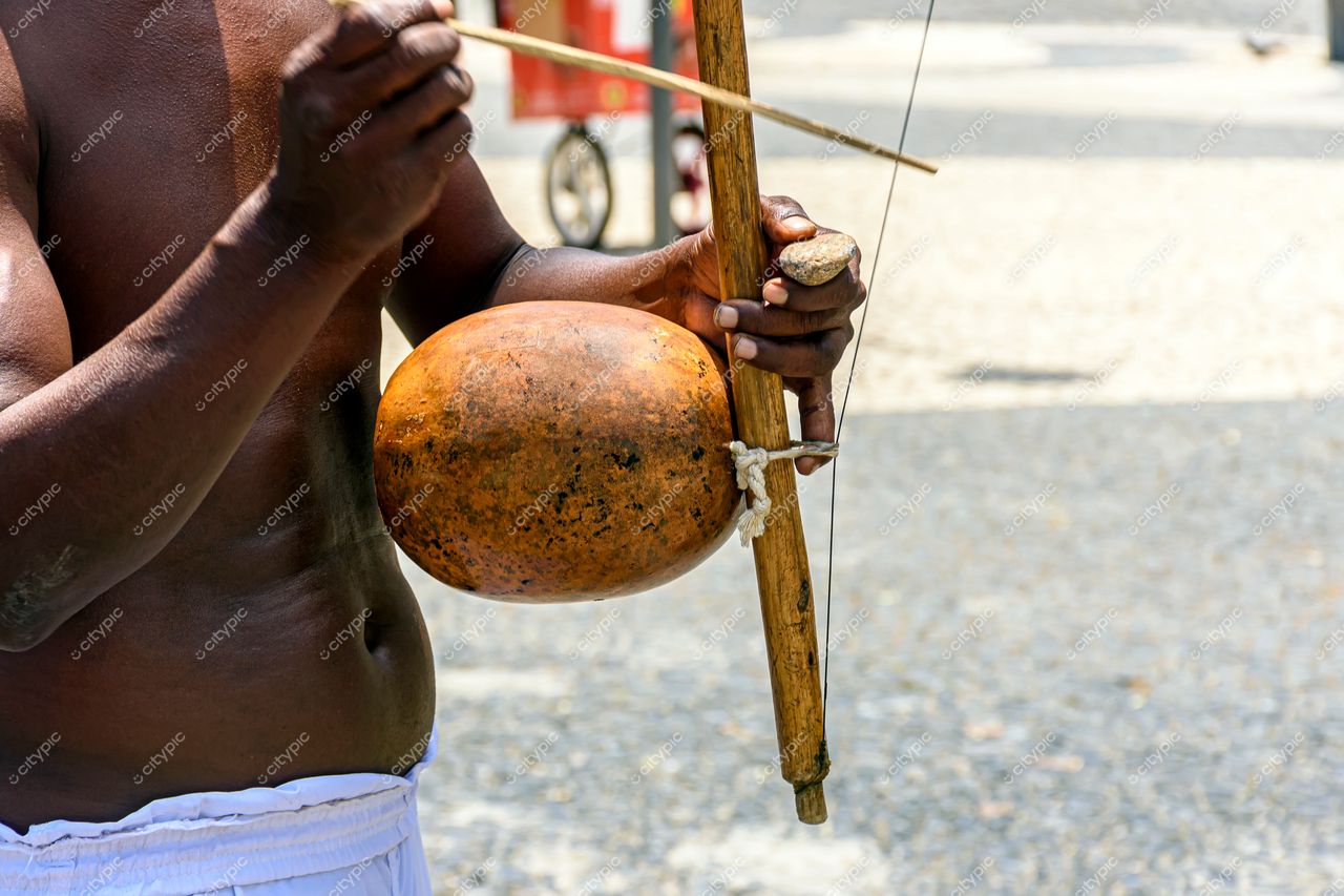 Músico tocando instrumento tradicional no Pelourinho, Salvador, Bahia: a riqueza da cultura musical afro-brasileira