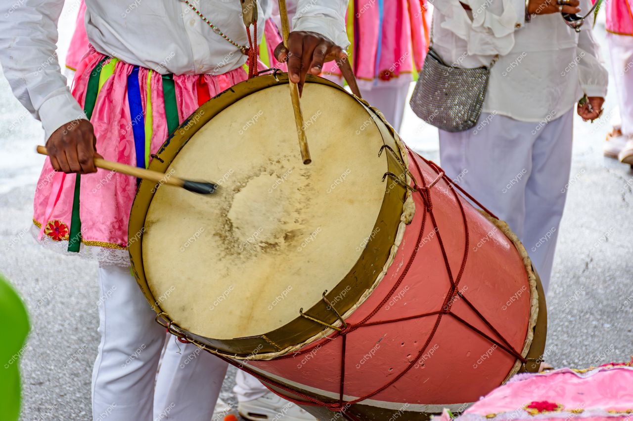 Evento Cultural: Músico tocando tambor em Belo Horizonte, Minas Gerais, Brasil