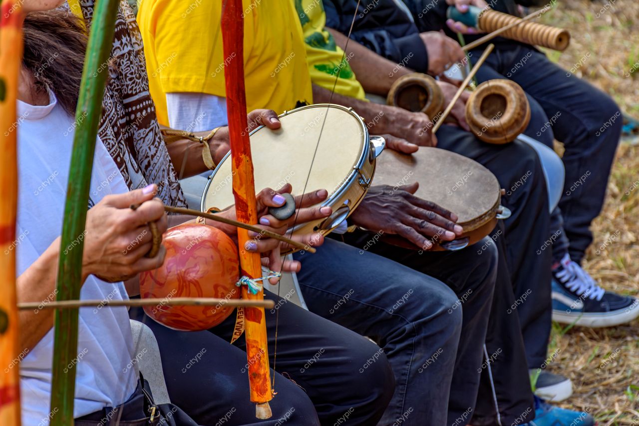 Ritmos vibrantes: uma celebração musical ao ar livre