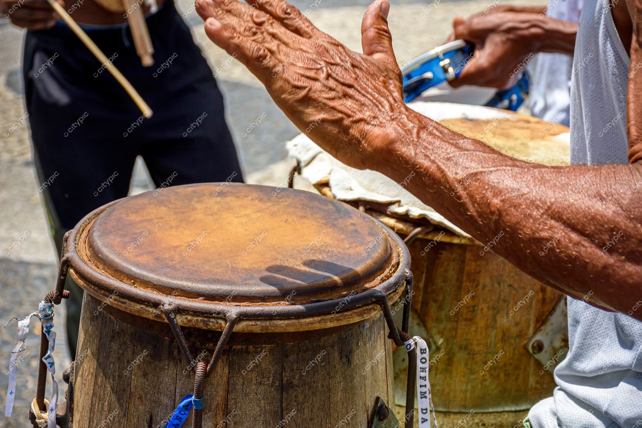 Pelourinho, Salvador: Ritmo e Paixão – Percussionista tocando tambor com intensidade